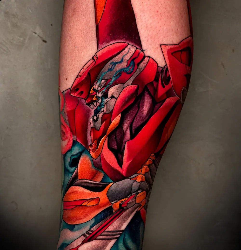 Tatuaje de anime en la pierna: el robot rojo de Evangelion en color saturado