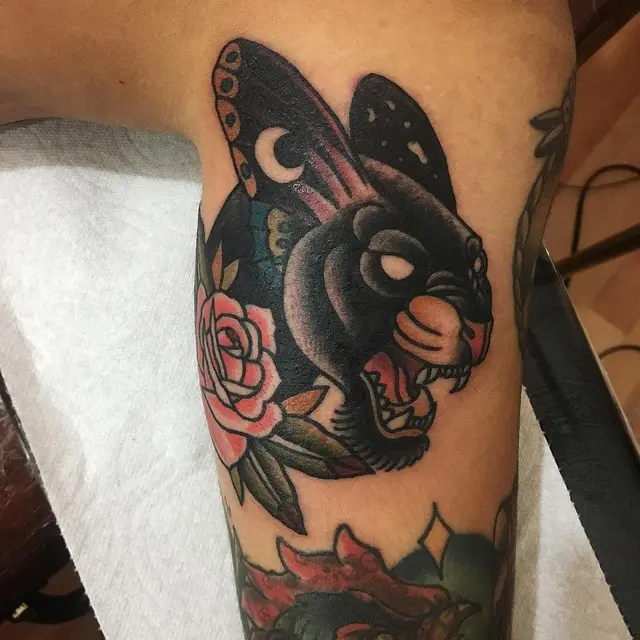 Pantera, rosa y alas de polilla