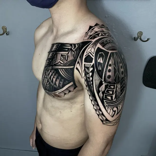 Tribal de inspiración polinesia — pecho y hombro