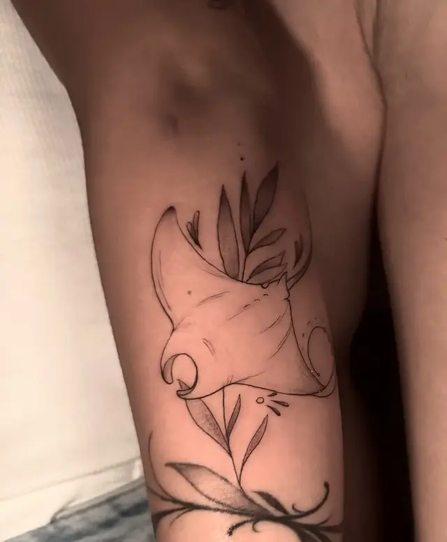 Mantarraya de línea fina con hojas